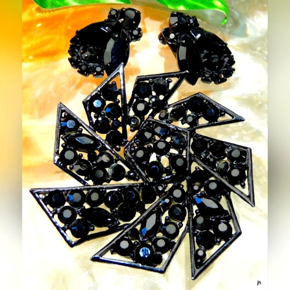 WEISS BLACK GLASS RHINESTONE JAPANNED PINWHEEL FLOWER BROOCH EARRINGS LOT